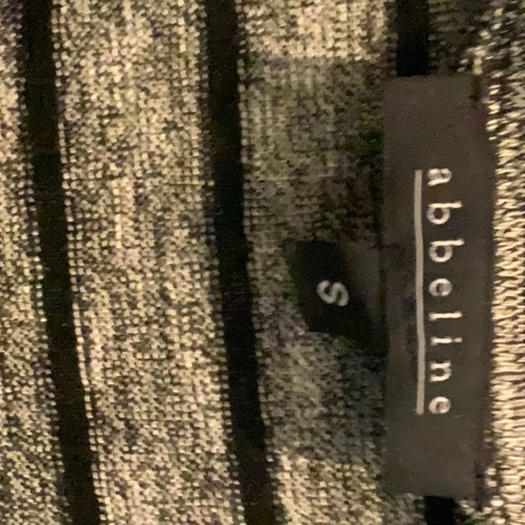 Super cute sweater elastic at waist worn once - Picture 2 of 3